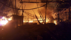 اللد - حريق كبير داخل موقف للسيارات والاطفائية تهرع إلى المكان 